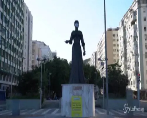 A Rio de Janeiro le statue indossano la mascherina