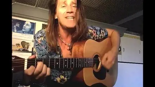 Povia riscrive la canzone, il 25 aprile canta "Italia ciao": il video provocazione