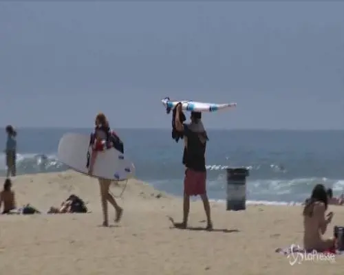 California, l'assalto alle spiagge della Contea di Orange