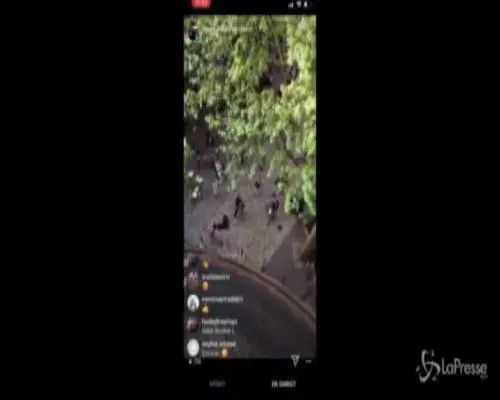 Coronavirus, a Parigi esplode la festa spontanea in strada