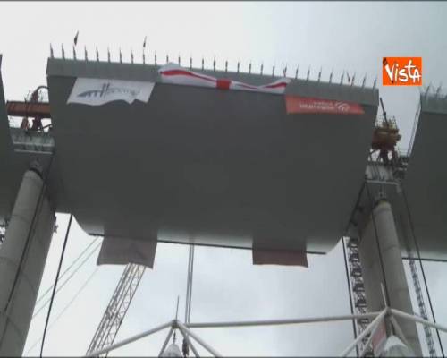 La sirena annuncia il completamento del varo dell'ultima campata del Ponte per Genova