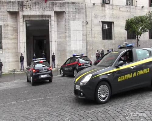 L'omaggio di Carabinieri e Guardia di Finanza al poliziotto ucciso a Napoli