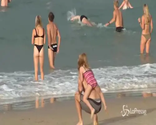 L'Australia riapre la celebre Bondi Beach a bagnanti e surfisti