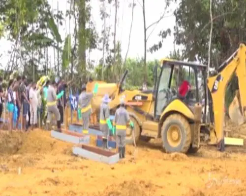 Coronavirus, aumentano i morti in Brasile: la sepoltura dei feretri a Manaus