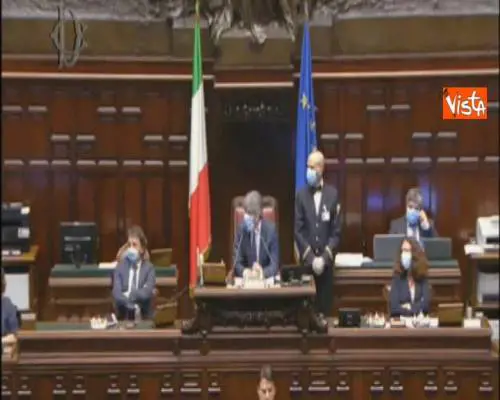 Coronavirus, Conte sta per parlare in Aula senza mascherina, scoppia protesta alla Camera
