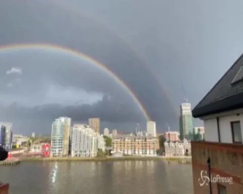 Un doppio arcobaleno solca il cielo di Londra