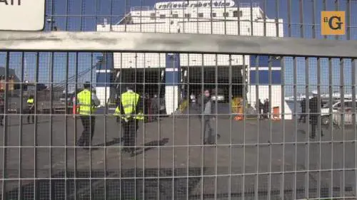 Sbarcano a Palermo i migranti dal traghetto Rubattino