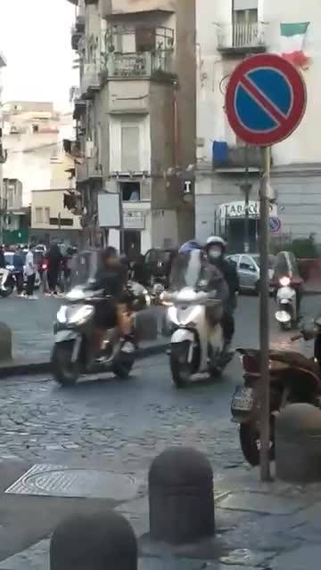 Allentato il lockdown gli scooter sfrecciano all'impazzata per le strade della città partenopea