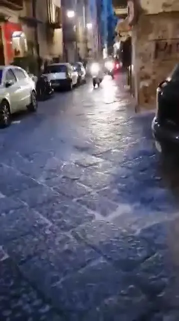 I motorini scorrazzano per le strade cittadine anche nelle ore serali in barba alle norme per il contenimento del Covid-19