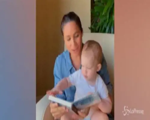 Meghan legge una storia al piccolo Archie (ed Harry gira il video)