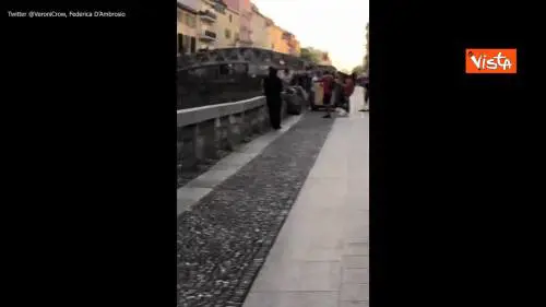 Affollamento ai Navigli durante l'ora dell'aperitivo