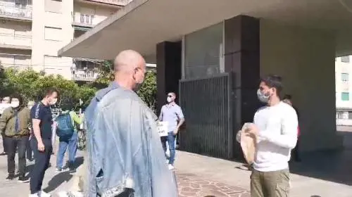 Le partite Iva distribuiscono pane e cipolla a Sanremo
