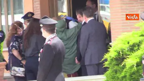 Silvia Romano arriva all’aeroporto di Ciampino e abbraccia i genitori