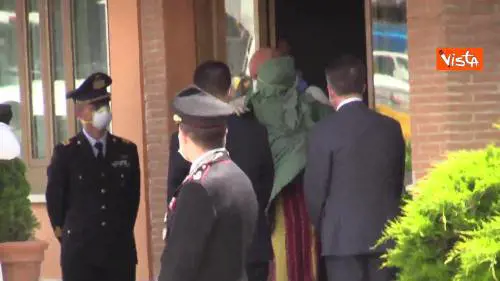 Silvia Romano accolta con un inchino dal padre