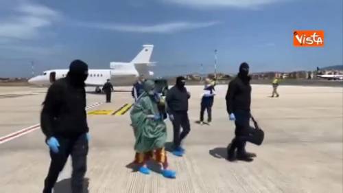 Silvia Romano libera, l'arrivo in veste islamica e mascherina