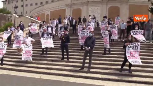 Commercianti della capitale protestano a Piazza di Spagna a Roma