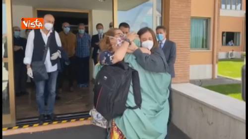 Silvia Romano libera, l'abbraccio commosso con i suoi familiari