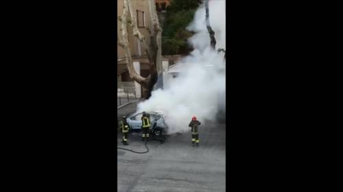 Auto in fiamme ai Parioli, Adriana Volpe filma tutto