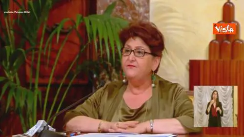 Bellanova si commuove in diretta: “Da oggi invisibili meno invisibili”