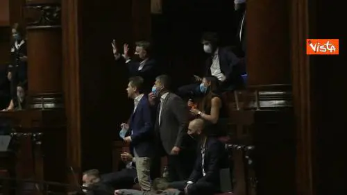 Bagarre alla Camera, M5s: "In Lombardia disastro sanitario", insorge la Lega