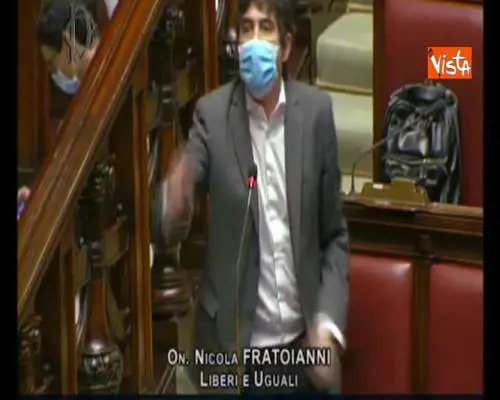  Bagarre alla Camera per l’uso delle mascherine, Fratoianni (LeU) alla Lega: “Voi sputacchiate” 