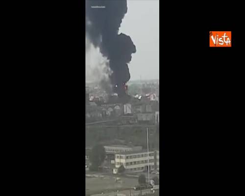  Incendio in una ditta di prodotti chimici a Marghera, alta colonna di fumo nero nel cielo 