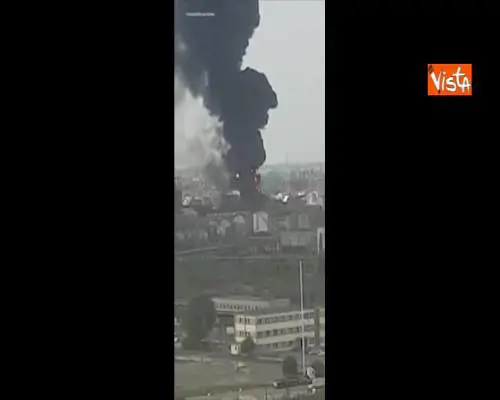 Incendio in una ditta di prodotti chimici a Marghera, alta colonna di fumo nero nel cielo