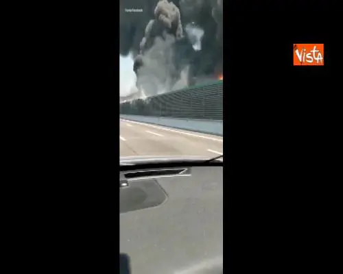 Incendio a Marghera, le impressionanti immagini della nube nera dall’autostrada