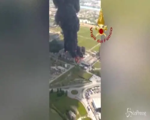 Incendio a Marghera: le immagini impressionanti dall'elicottero 