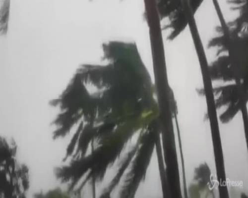 Filippine, violento tifone investe la costa orientale