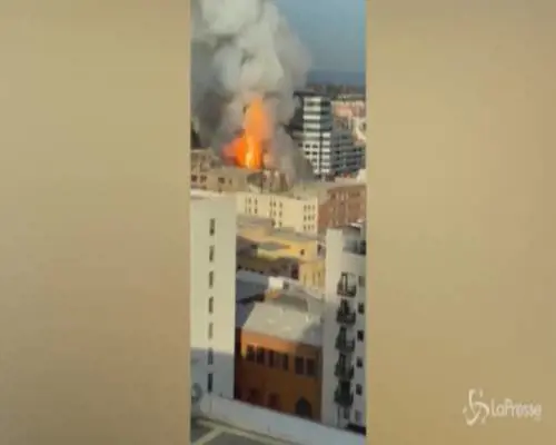Esplosione a Los Angeles, feriti 11 pompieri