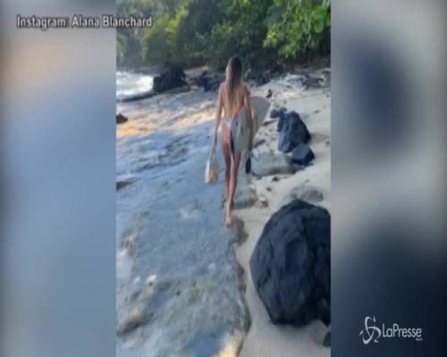 Alana Blanchard, sexy lato b in mostra prima del surf