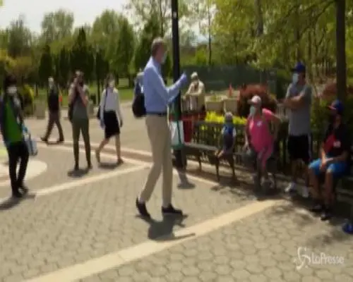 Bill de Blasio distribuisce mascherine in un parco di New York