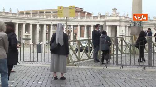 La riapertura di Piazza San Pietro, i primi fedeli accedono alla Basilica