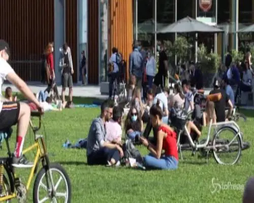 Coronavirus, Milano: violato il distanziamento sociale