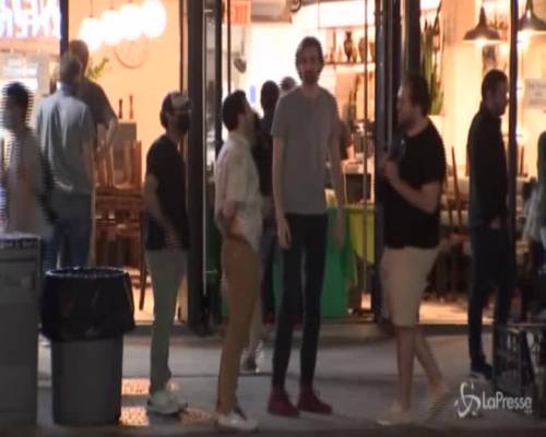New York, bar affollati nel pieno della pandemia