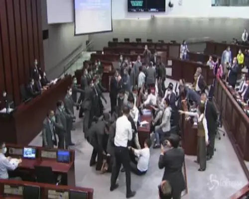 Hong Kong, rissa in Parlamento
