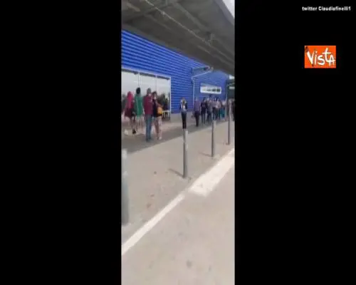 Riaprono i negozi dell'Ikea, lunghe file all'ingresso