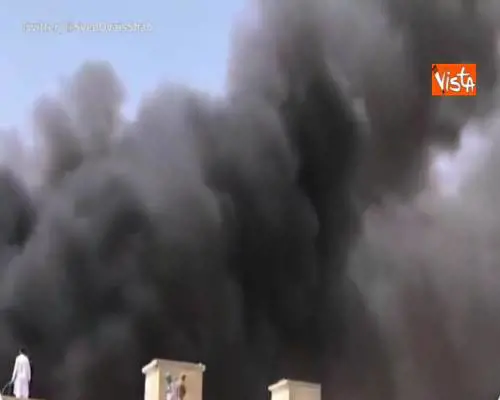 Aereo si schianta su area residenziale di Karachi in Pakistan, a bordo 107 persone