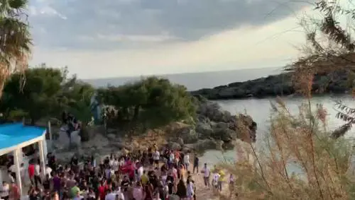 Taranto, assembramenti in spiaggia
