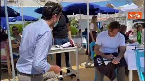 Totti firma magliette acquistate per donazioni all'ospedale di Civitavecchia