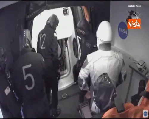 SpaceX, gli astronauti salgono a bordo della navicella