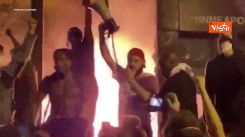  George Floyd, Manifestanti gridano ‘I can’t breathe’ davanti a commissariato della polizia in fiamme 
