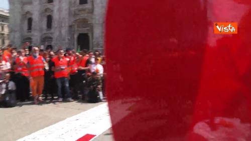  Protesta Gilet Arancioni a Milano, in centinaia assembrati in piazza Duomo e senza mascherine 
