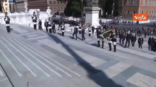 Mattarella depone la corona di fiori all'Altare della Patria