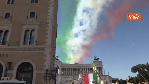 Le Frecce Tricolori volano nel cielo di Roma per la Festa della Repubblica 