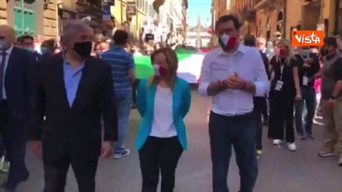 Tajani, Meloni e Salvini col maxi tricolore per le strade di Roma 