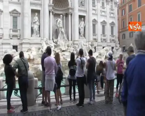 La Fontana di Trevi si ripopola di gente