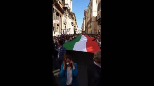 Centrodestra in piazza, i manifestanti cantano l'Inno di Mameli