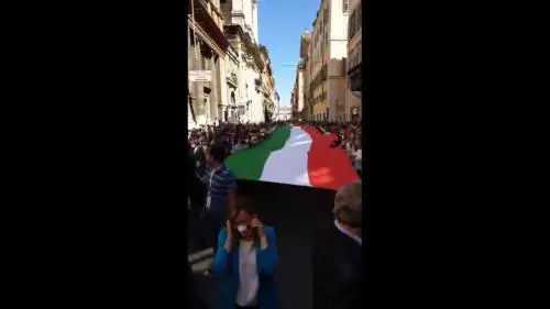 Centrodestra in piazza, i manifestanti cantano l'Inno di Mameli